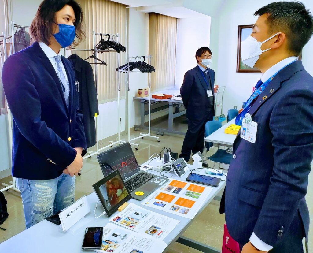 裸眼3D 戸田市 菅原市長に技術説明を行う様子