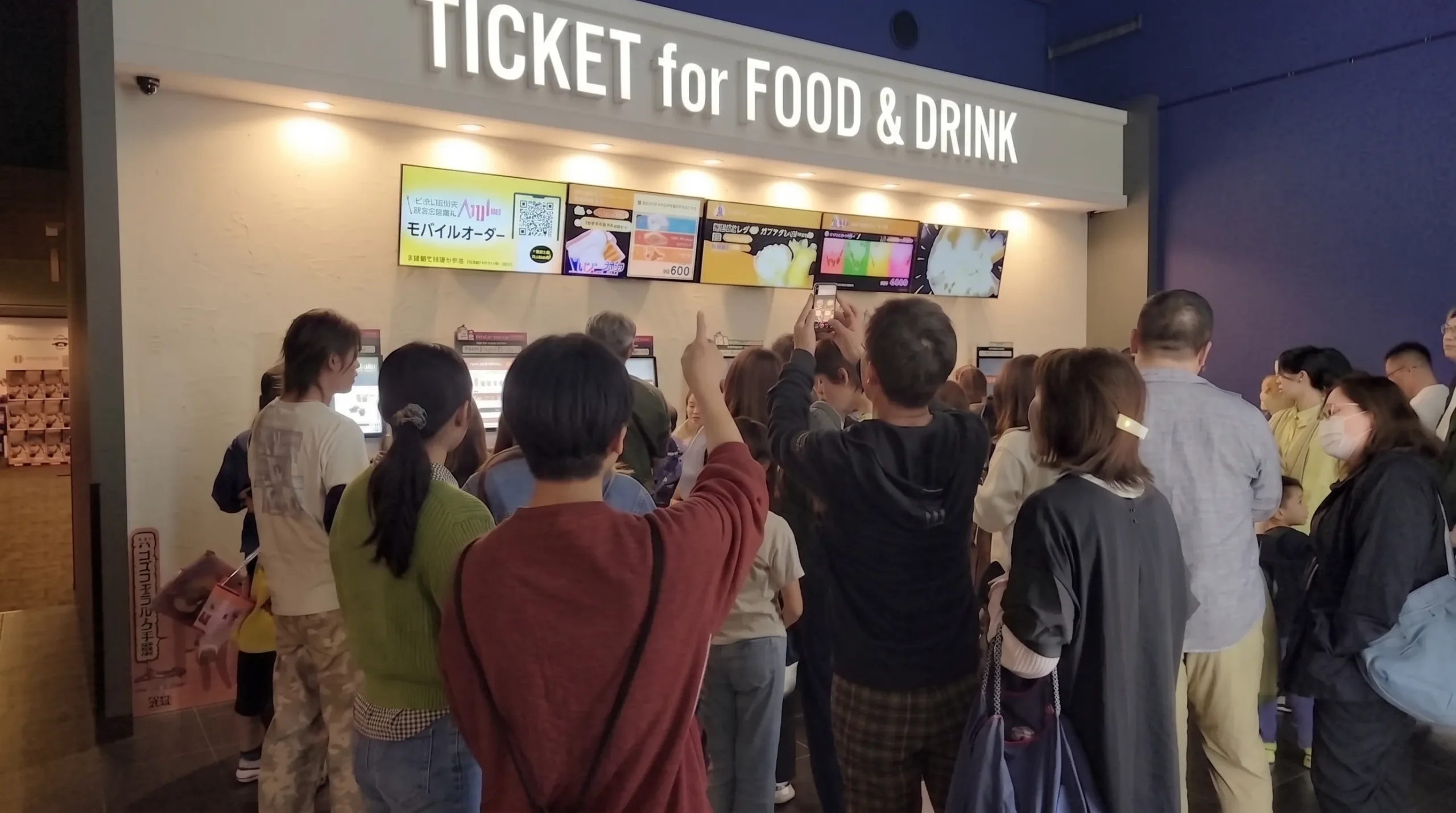 映画館のフード券売機エリアでの導入イメージ